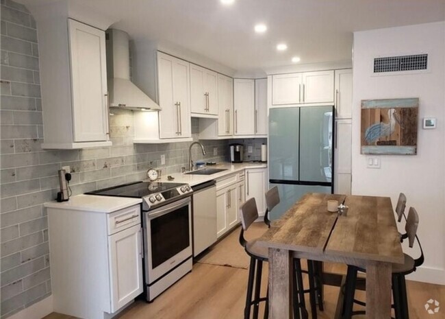 Building Photo - Charming Newly Renovated 1-Bedroom Bungalo... Unit 1 Rental