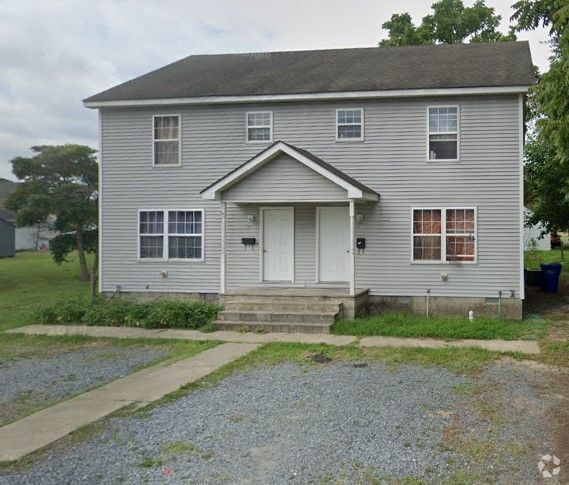 Building Photo - 12 E 7th St Rental
