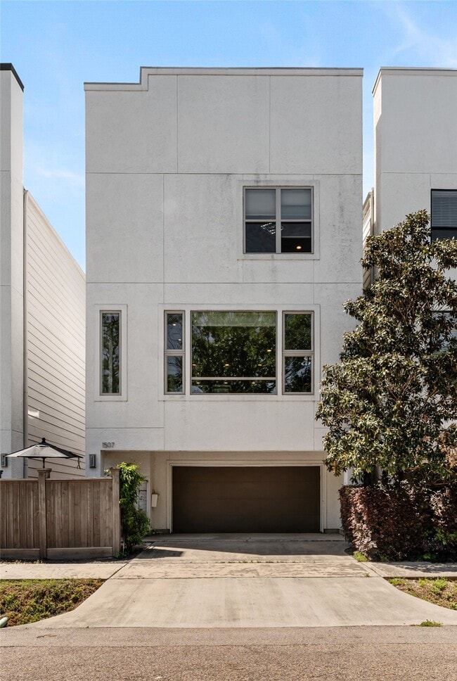 Photo - 1507 Sandman St