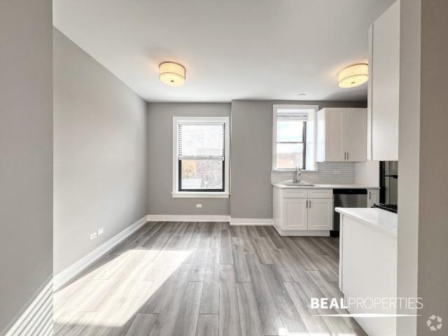 Building Photo - 2 bedroom in CHICAGO IL 60613 Unit W3 Rental