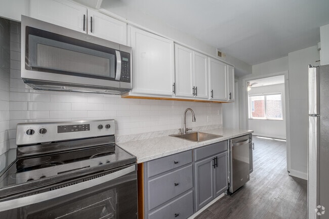 Grand One Bedroom - 1BD,1BA - 732SF - Kitchen