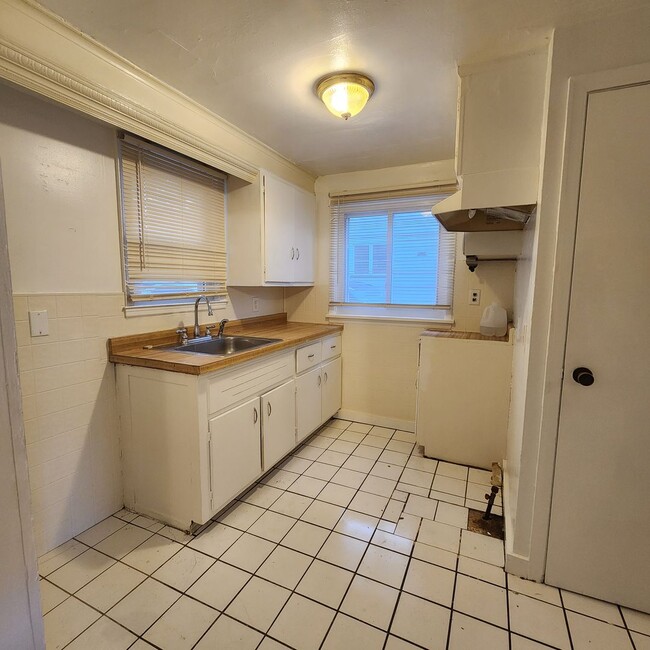 Photo - Cute 2/3 Bedroom Single Family House Avail...