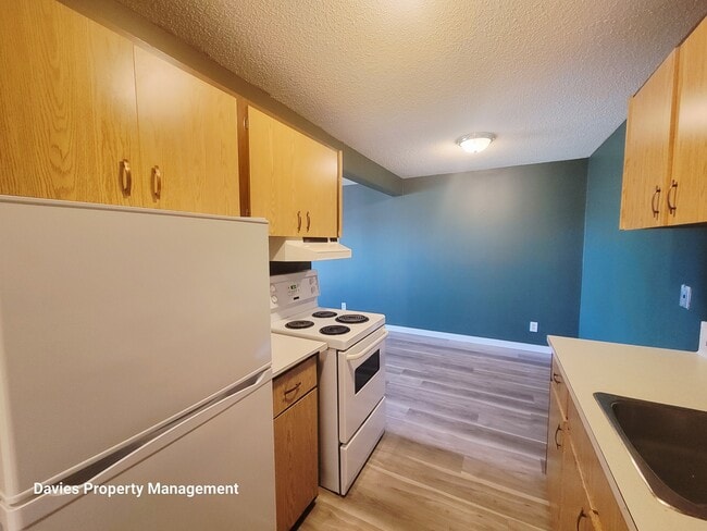 Photo - 10140-10156 156 St Unit 205