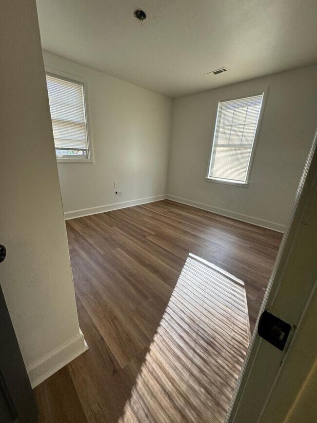 Photo - 390 Cologne Dr SE