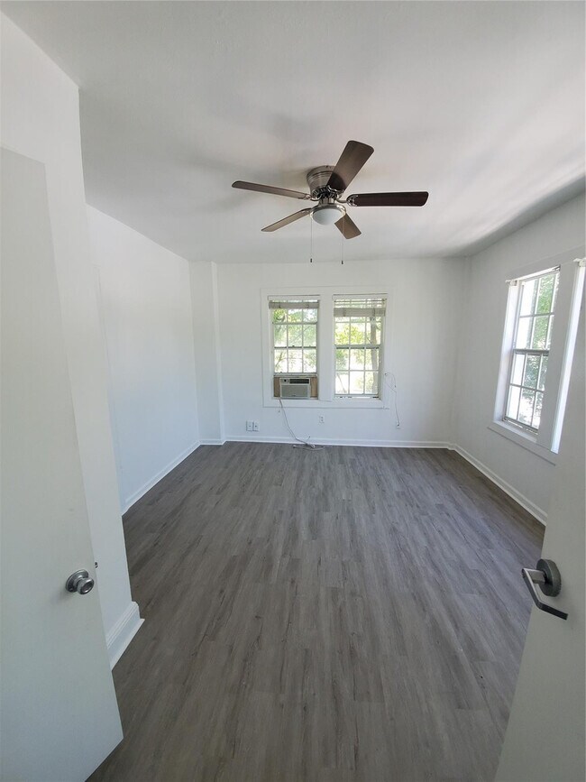 Building Photo - 236 NE 28th St Unit 5