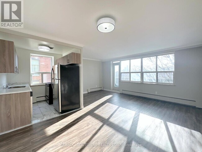 Photo - 276 St Clair Ave W