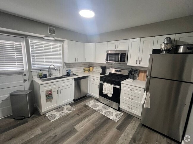 Building Photo - 5109 Washington St Unit D Rental