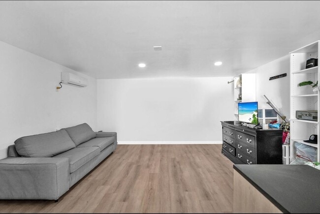 Photo - 7151 Taft St