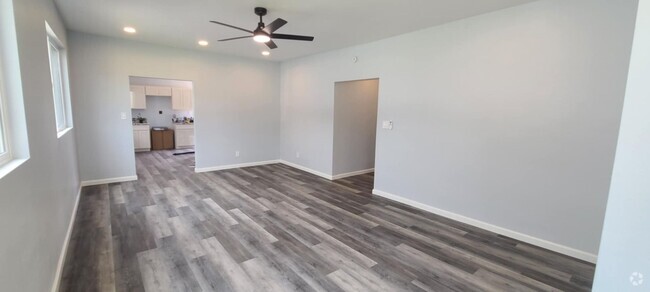 Building Photo - Large fully renovated home with an Ohana i...