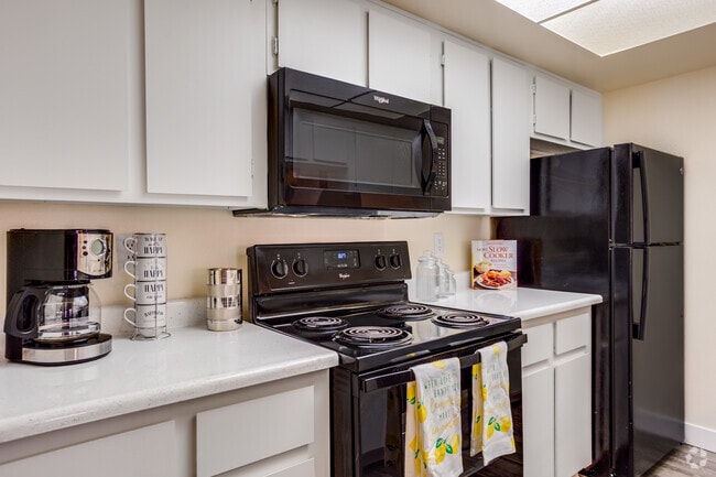 2BR, 2BA - 1,043SF