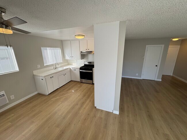 Photo - 5361 Russell Ave