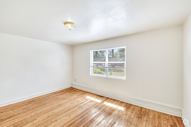 Layfette / Dogwood - 2BR, 1BA - 875SF - Bedroom
