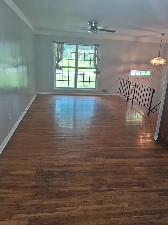 Room in Single Family Home on Shady Oak Dr