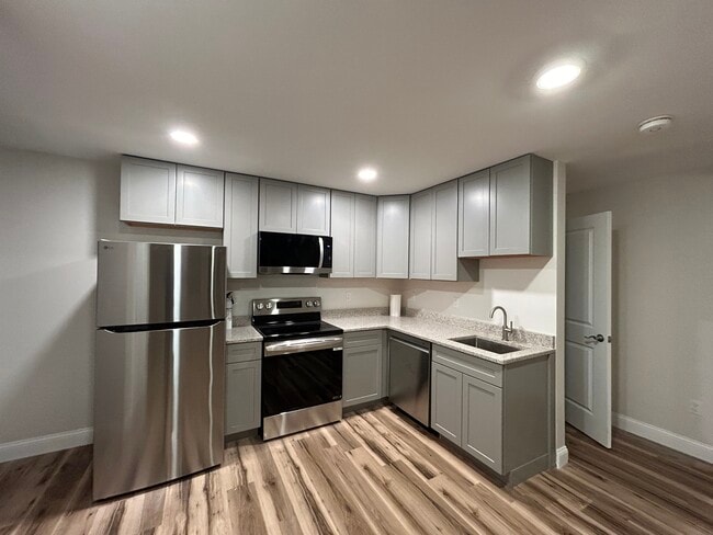 Building Photo - 376 Colchester Ave Unit Studio