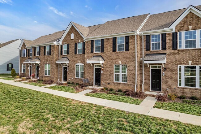 Photo - 3 BED 2.5 BATH TOWNHOME WALKING DISTANCE TO LEBANON SQUARE!