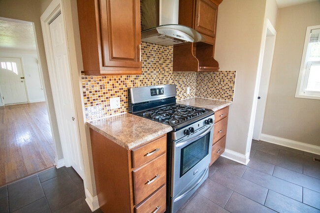 Photo - Cute 2 Bdrm * St Thomas * For Rent * Garage * Yard - AVAILABLE June 1