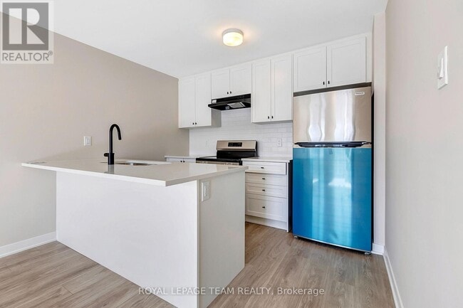 Photo - 920 Parnian Private