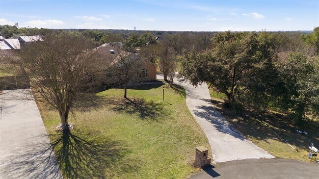 Photo - 307 Pin Oak Ct