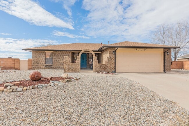 Building Photo - Charming 3 Bedroom 2 Bathroom - Spacious & Fenced Backyard