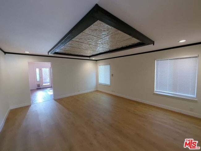 Photo - 6656 Swan St