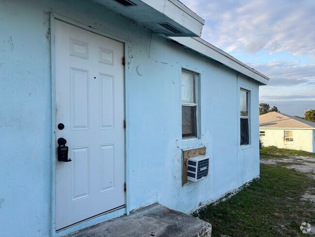 Building Photo - 1125 W 28th St Unit C BACK DUPLEX Apt #1 FRONT