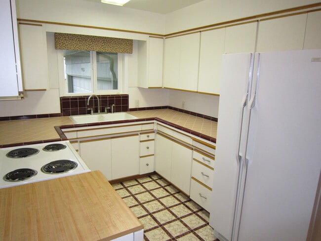 Photo - 915 Kumler St SE