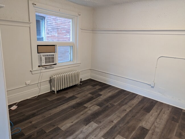 Photo - 959 Main St E Unité 4 - 2Br1Wr