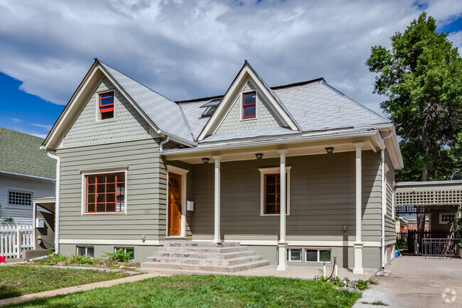 Building Photo - 2021 Pine St Unit 2021 Pine Street Main House  B