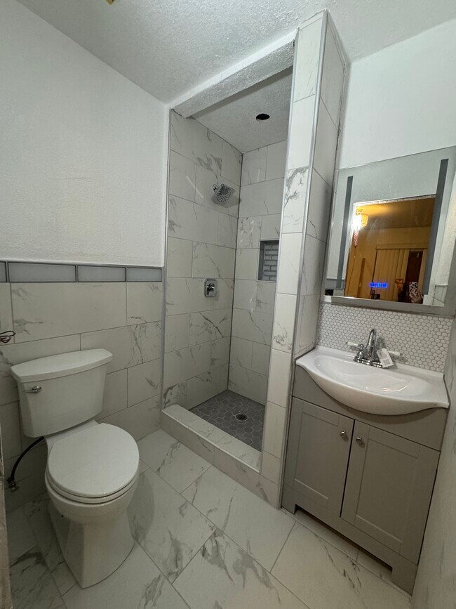 Photo - 119 E 87th St Unidad 2 bed 2 bath Duplex Rental