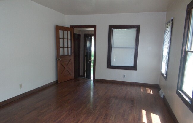 Building Photo - 2BR SINGLE FAMILY, YARD, GARAGE, FULL BASE...