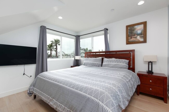 Photo - 825 Island Ct