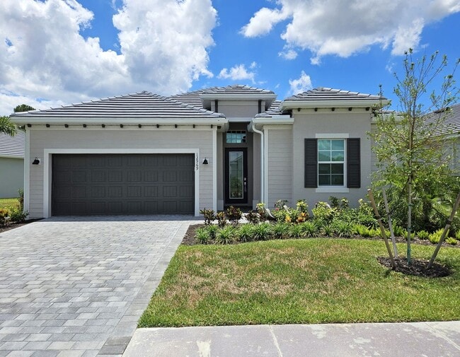 Building Photo - Seasonal Short-Tern 4 Bedroom 3 Bathroom Heated Pool Home in Wellen Golf & Country Club!