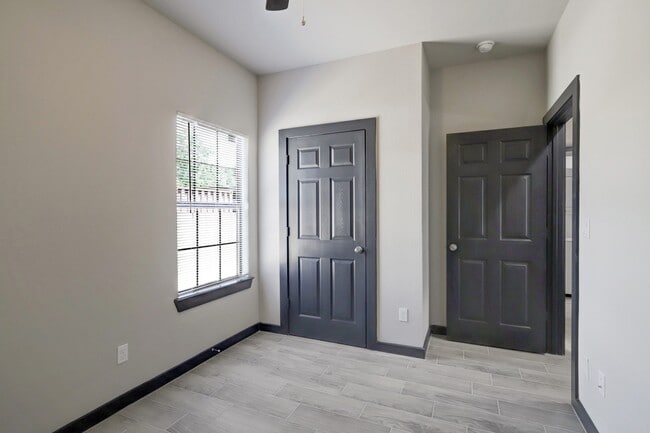 Photo - 5624 Kittridge St