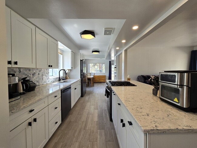 Building Photo - Modern and Bright 45th St Duplex
