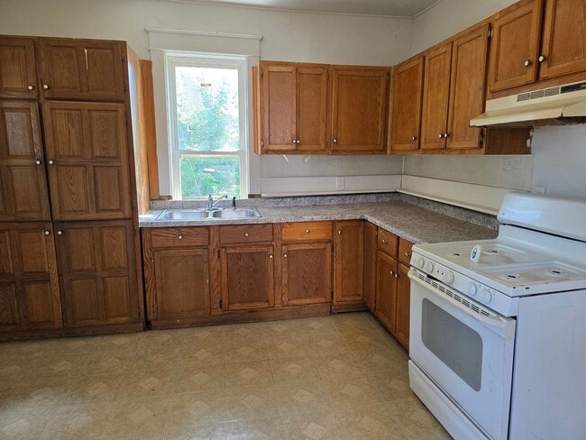 Photo - 305 E Bowman St