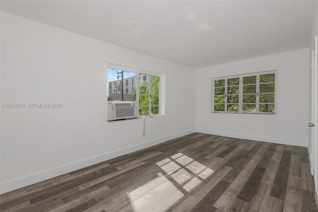 Photo - 8340 Crespi Blvd Unidad 20