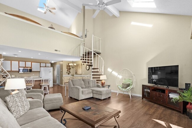 Building Photo - ***Free Utilities ** Seasonal Rental Avail...