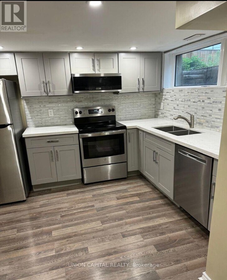 Photo - 427 Rossland Rd W