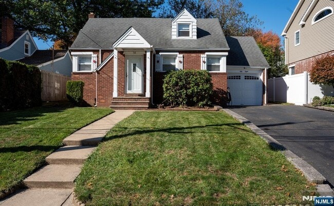 Building Photo - 58 Elm St