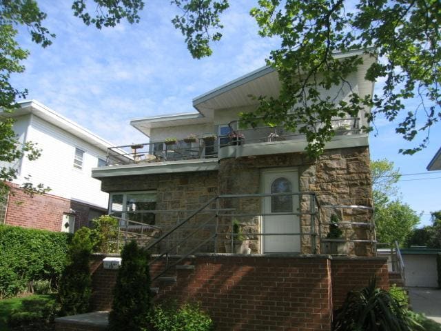 Building Photo - 411 W Park Ave Unit Upper