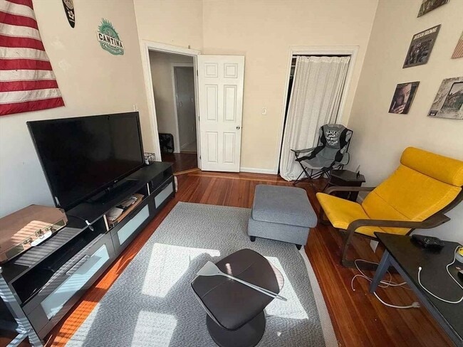 Building Photo - 53 Brackett St Unit 2