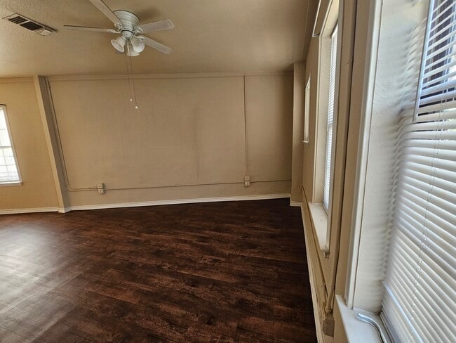 Photo - Harlandale Building