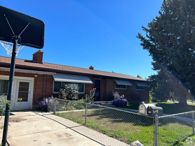 Building Photo - Berneau Orem Duplex Unit 2-Downstairs Rental