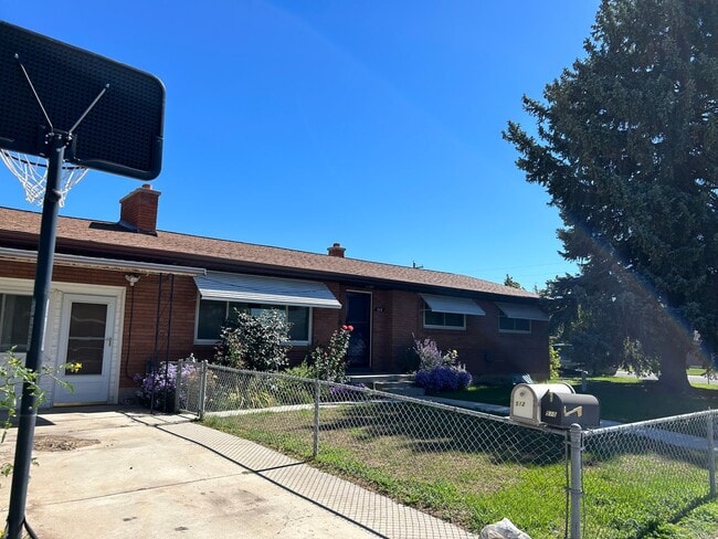 Building Photo - Berneau Orem Duplex Unit 2-Downstairs Rental