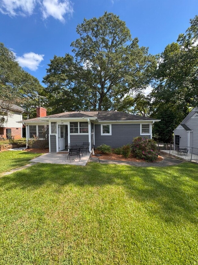 Building Photo - Charming 2-Bed Bungalow Near Downtown Gree... Rental