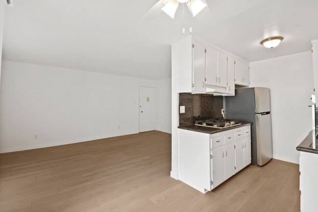 Photo - 1550 S Saltair Ave Unidad 6