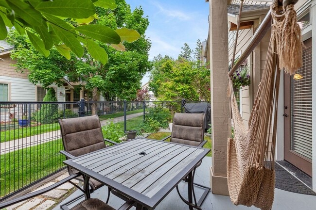 968 W Willow Lake Loop