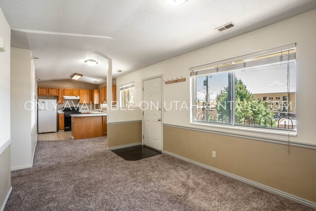 Building Photo - 166 N 400 W St Unit 21