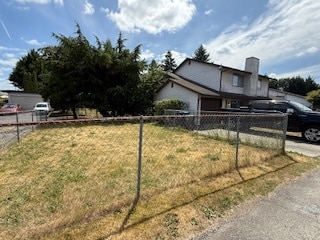 Fenced yard - 701 F Pl NE Unit F Pl NE