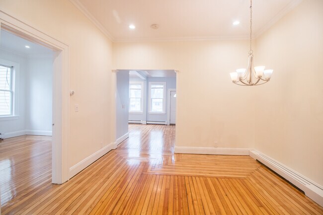 Comedor a sala de estar - 74 Burnett Ave Unidad 1